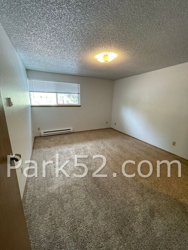 Building Photo - 1/2 Off First Full Month! Upper Floor 2 Bedroom Apartment With Washer/Dryer!