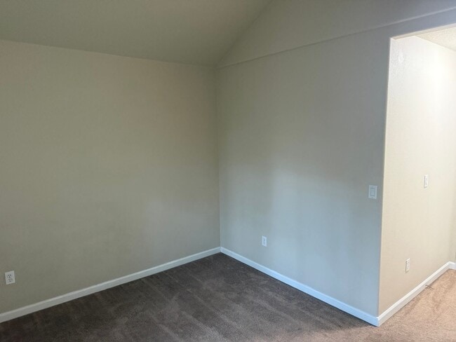Building Photo - 4084 Aden Pl NE