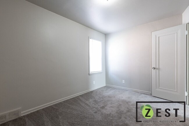 Building Photo - Amazing 3 bed 1 bath Home