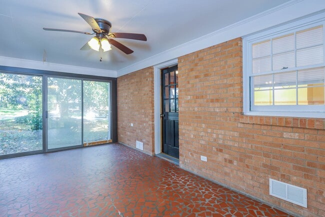 Building Photo - APPLICATIONS PENDING! Gorgeous 3 bed 2 bath home with finished basement/carport in NW Greensboro!...