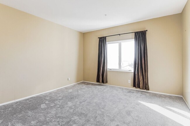 Building Photo - PENTHOUSE-STYLE UNIT IN SIGNAL HILL  w/180 degree Views 3Br/2Ba $3750mo