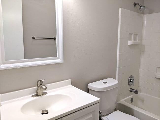 Building Photo - August 2026 Move In! Remodeled 3 Bed, 2 Ba...