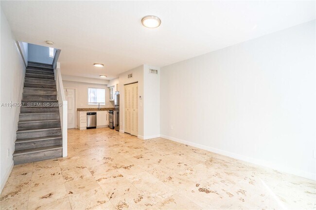 Building Photo - 2180 Bay Dr