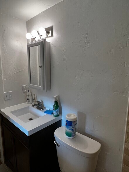 Building Photo - 1512 N Forgeus Ave