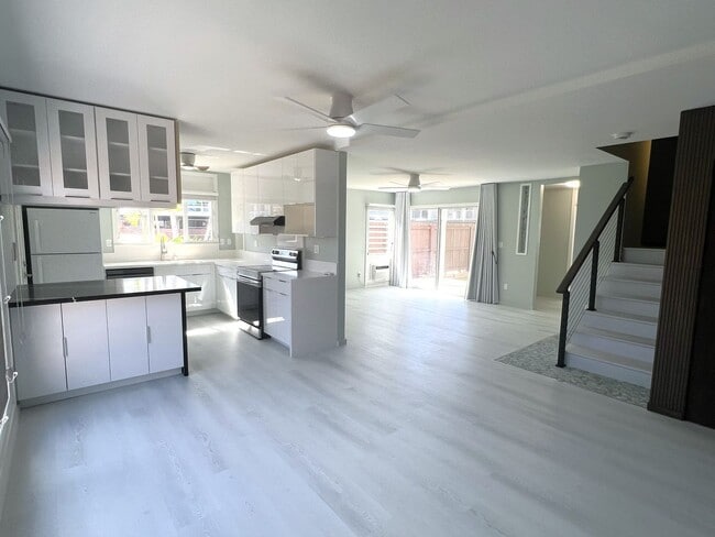 Building Photo - Koko Isle Circle - 4 bedroom, 3 bath townhome with carport