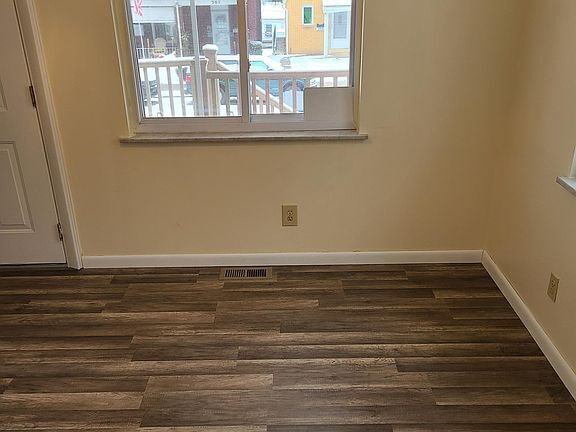 Building Photo - Remodeled master suite