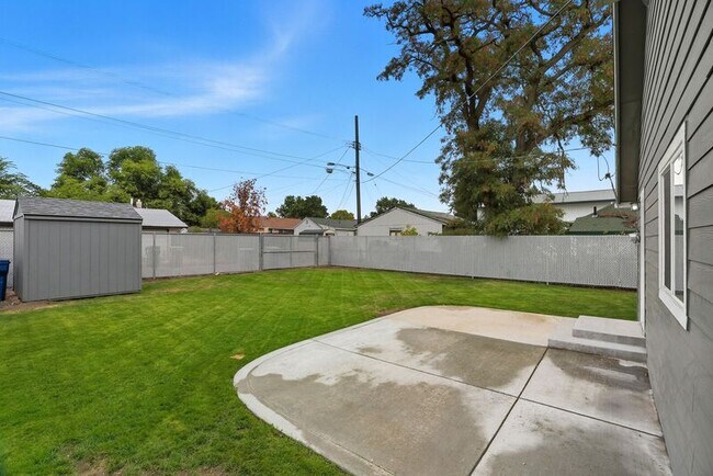 Building Photo - 1731 E Sanson Ave