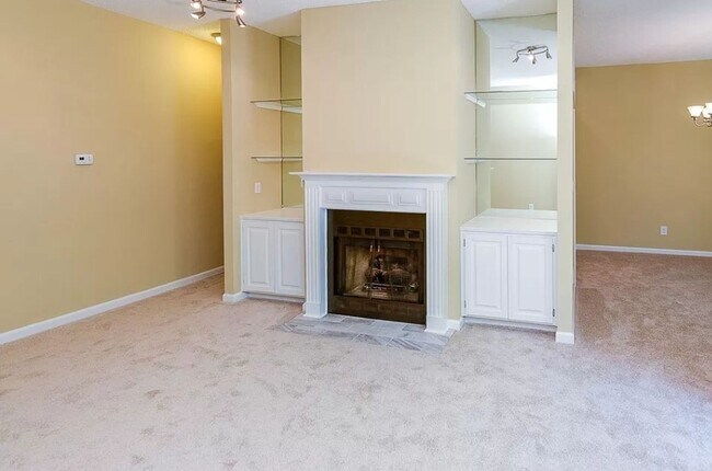 Building Photo - 2 Bed/ 2.5 Bath Townhouse