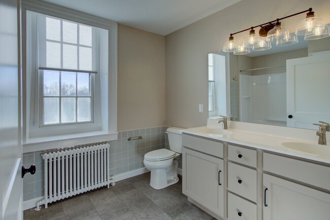 Building Photo - 796 Long Ln