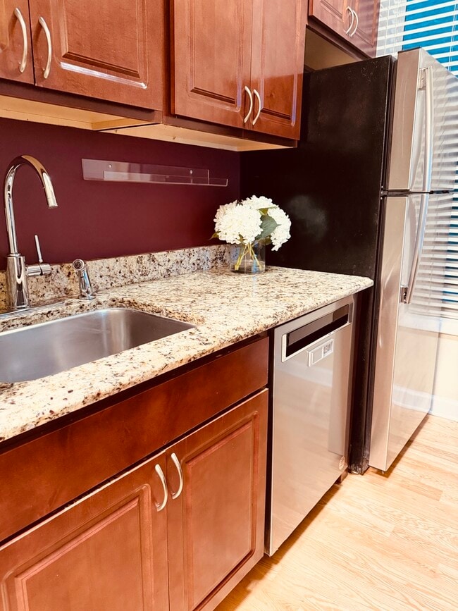 Building Photo - 2133 N Sheffield Ave