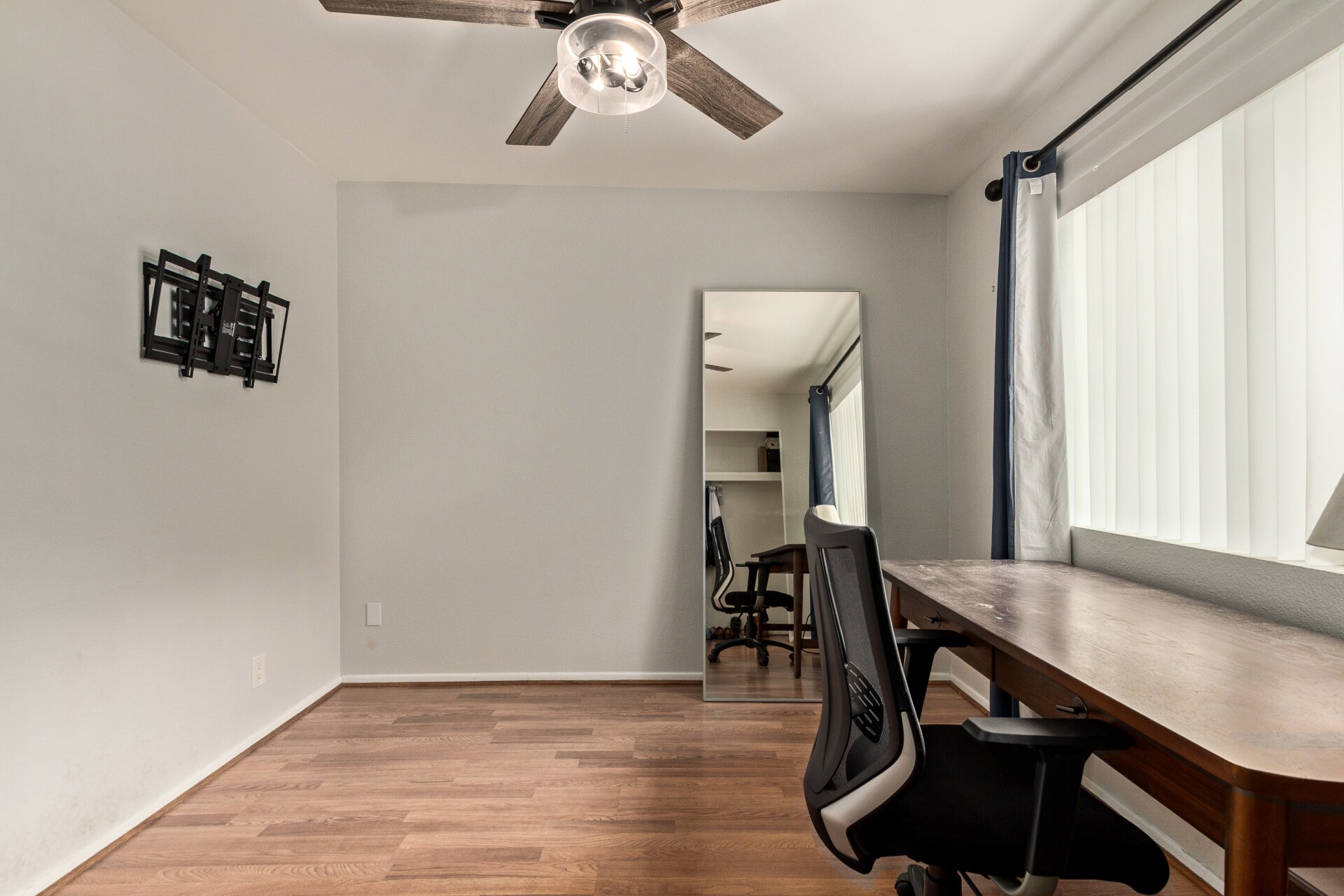 Secondary bedroom - 115 W 10th St