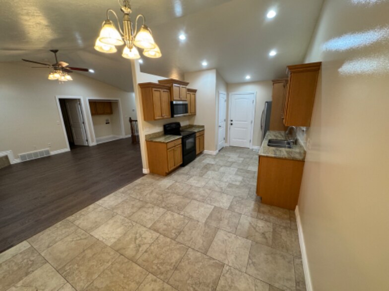 Building Photo - 656 S 1050 W