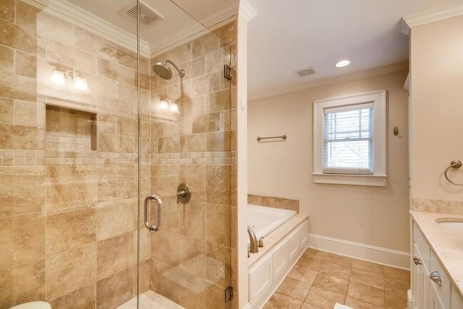 Building Photo - 2105 Brookview Dr NW