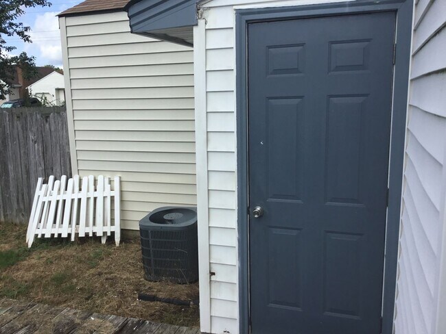 Building Photo - 2 Bedroom Town home in the heart of Virginia Beach