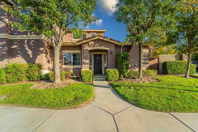 Building Photo - Gorgeous Town Home- Gated community- Pool