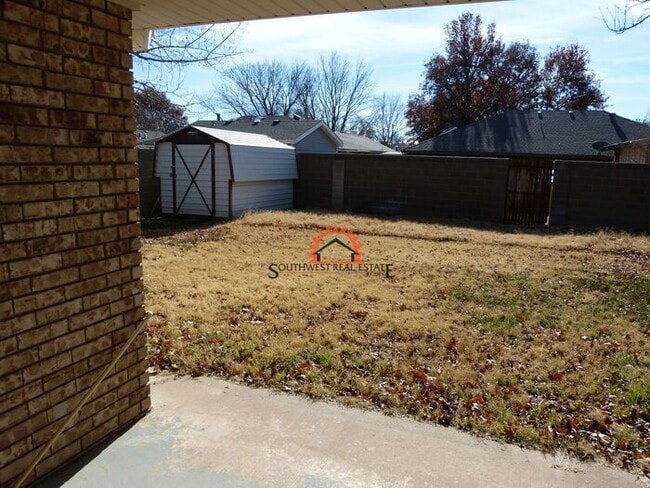 Building Photo - Spacious 4 bedroom 2 bath brick home