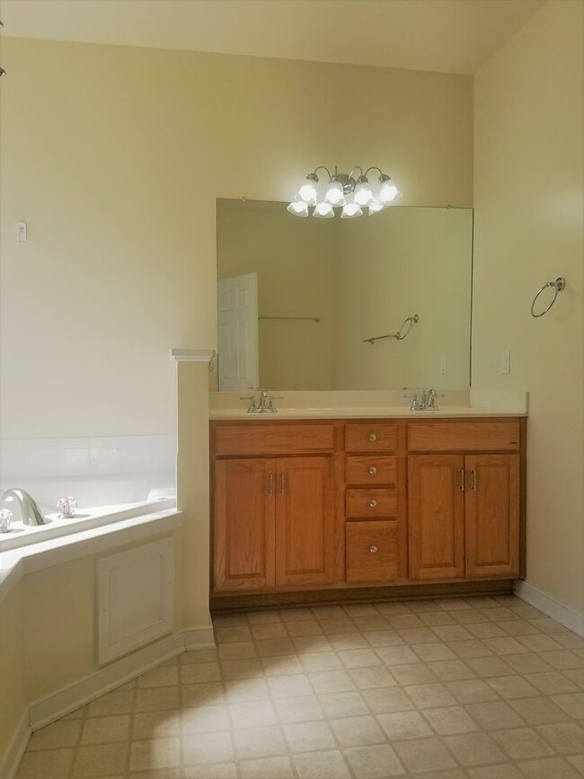 Building Photo - 9113 Stonecreek Club Pl