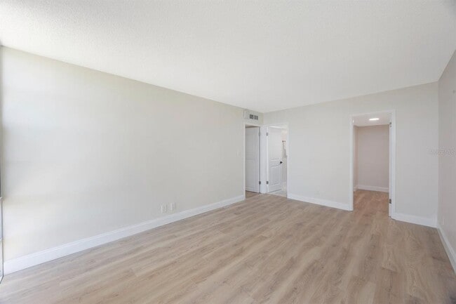 Building Photo - 7400 Sun Island Dr S