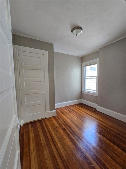 Building Photo - 208 Pine St