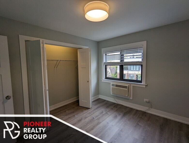 Building Photo - 454 W Barry Ave