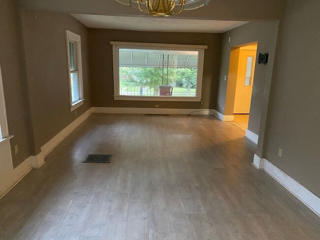 Building Photo - Spacious 3-Bedroom Home for Rent in North Hill