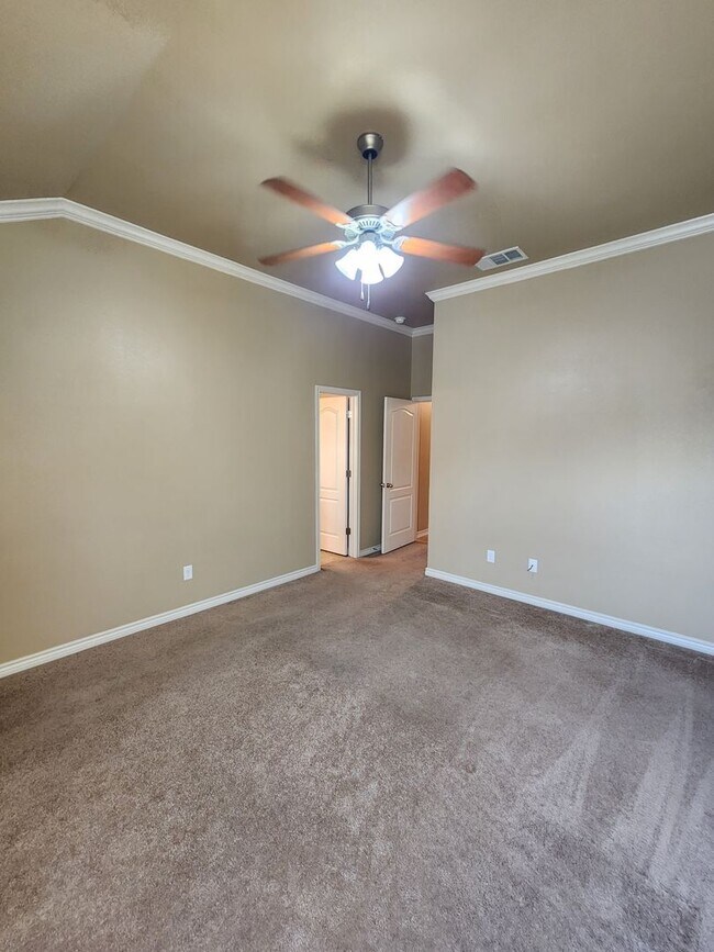 Building Photo - Beautiful 3 bed/2 bath Duplex off of Bunny...