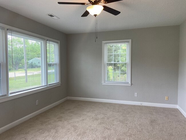 Building Photo - 2 Bedroom, 1 Bathroom House in High Point!