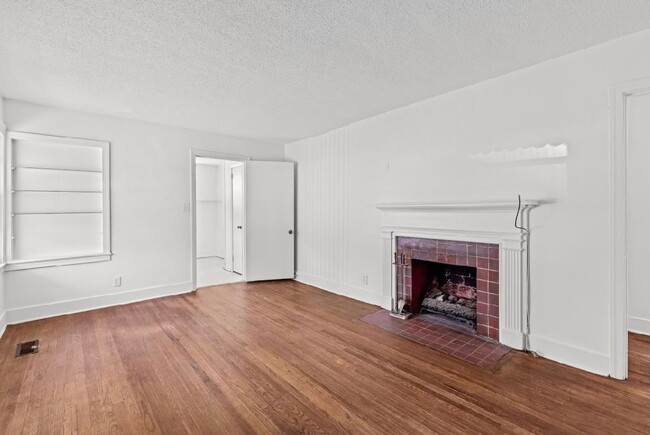 Building Photo - Sleek and Newly Renovated  3 Bedroom 1 Bat...