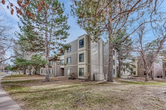 Building Photo - Charming 3-Bed Penthouse Condo in Denver with 2 full bathrooms! – Open Floor Plan *Move in specia...