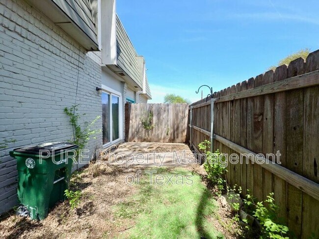 Building Photo - 5808 Wellington Dr