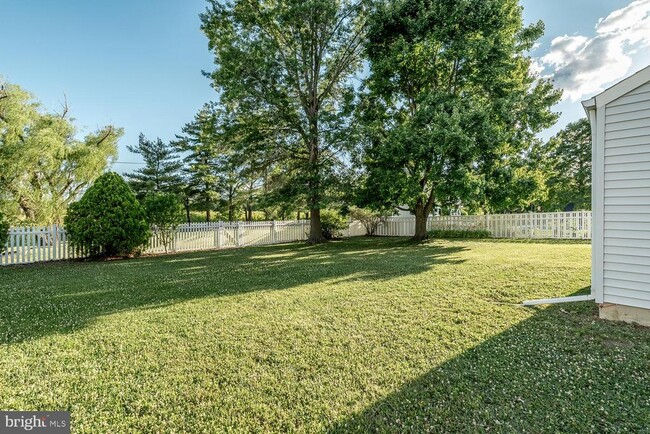 Building Photo - 10 Honey Locust Ln