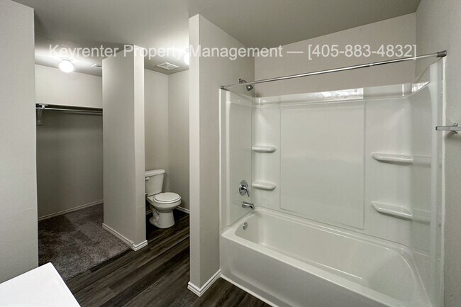 Building Photo - Gorgeous 4 Bed 2 Bath Home in Heart Of Yukon!