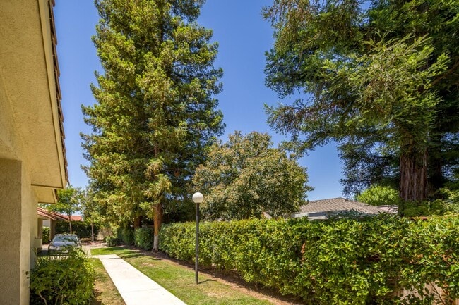 Building Photo - 1542 E Alluvial Ave