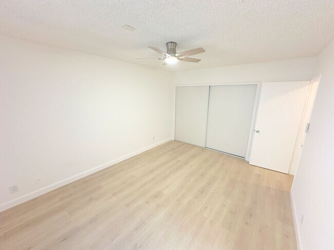 Building Photo - 3 PEAT - Huge, spacious, enormous - 2BD/2BA with parking. Chatsworth Adjacent!
