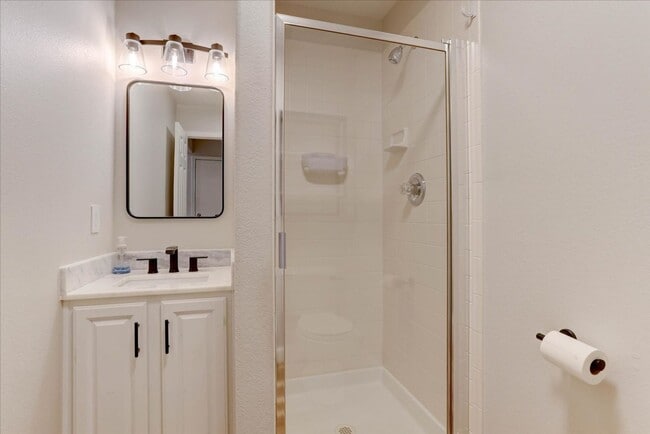 Building Photo - Stunning 5Bed/4Bath Home in the Heart of Erie