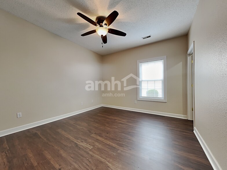 Building Photo - 10884 Roundtree Rd