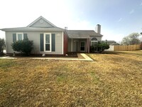 Building Photo - Gorgeous 3 bedroom 2 bathroom home with a ...