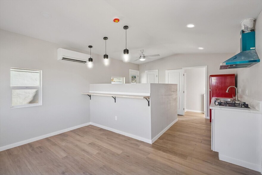 Building Photo - 890 E Ash St