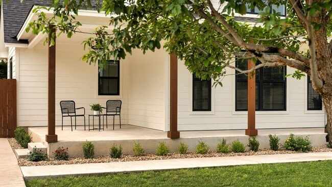 Building Photo - 402 E Ash Dr