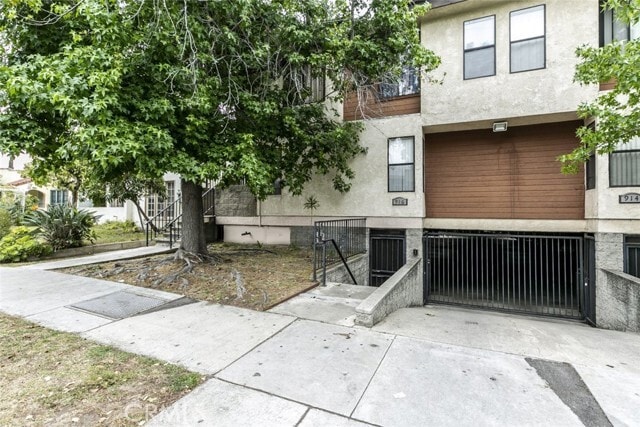 Primary Photo - 914 E Elk Ave
