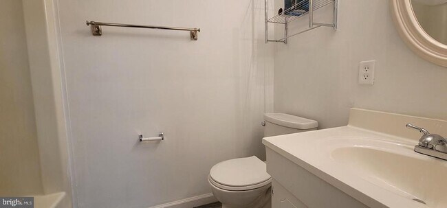 Building Photo - 2209 Greenwood Dr