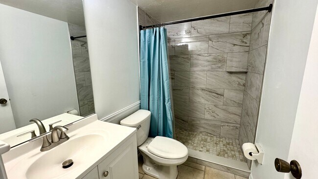 Building Photo - Move In Ready Condo in Woodside Villas