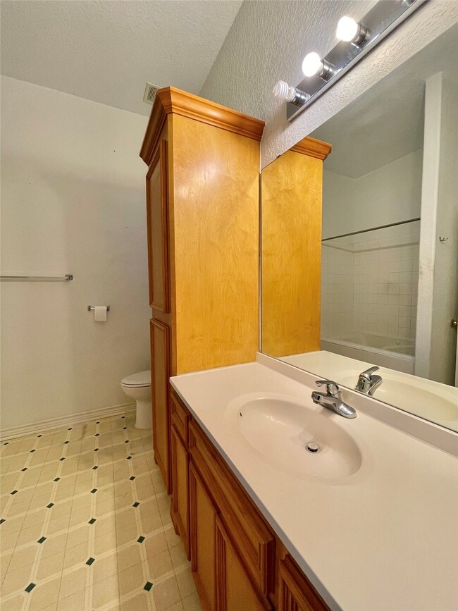 Building Photo - 704 Manor Dr