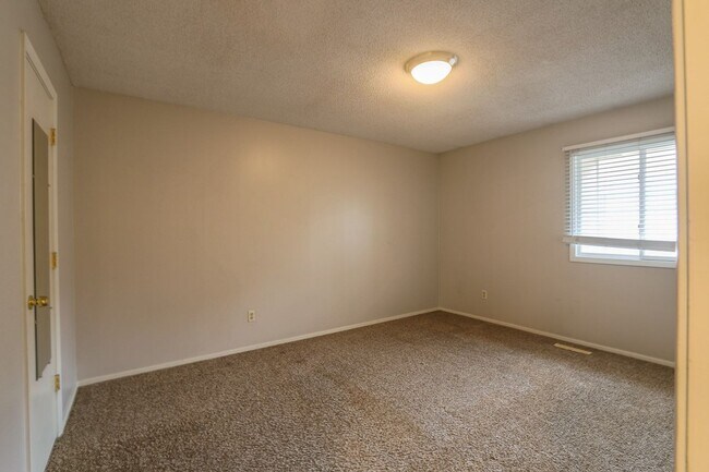 Building Photo - {10919} Quivera Falls Condo + Attached Two Car Garage + Maintenance Provided Community + Communit...