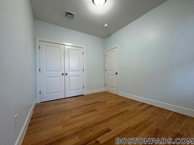 Building Photo - 7 Carson St