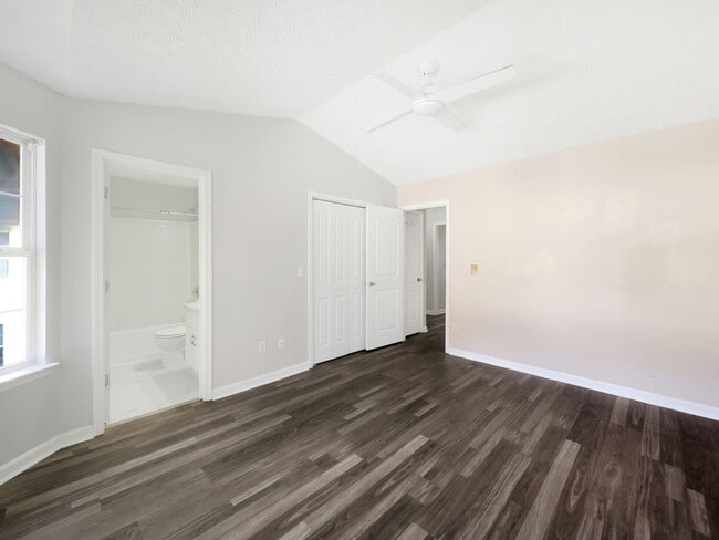 Building Photo - Charming Forest Park Townhome with Modern Finishes