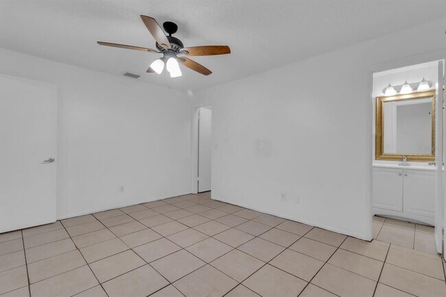 Building Photo - 2432 King Oak Ct