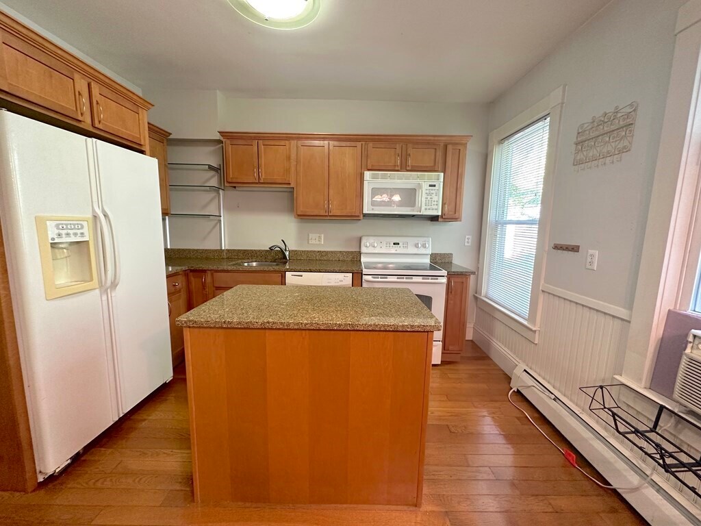 Building Photo - 25 Rossmore St