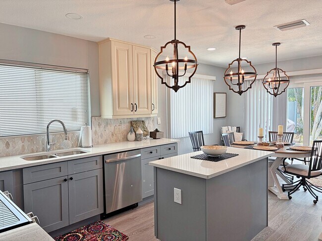 Building Photo - 10128 Yacht Club Dr