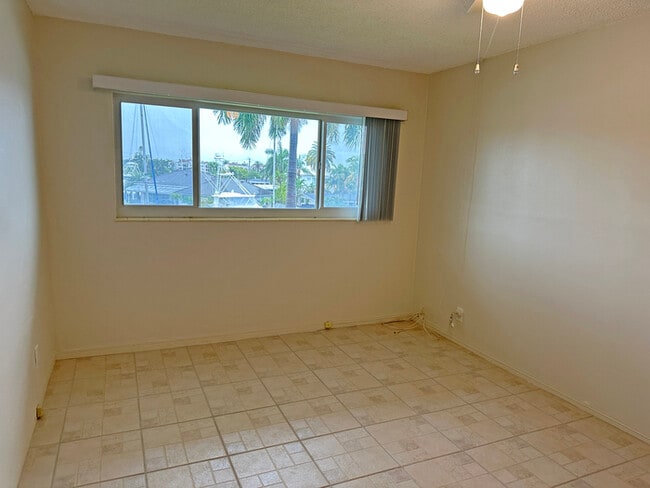 Building Photo - Comfortable 1-bedroom, 1-bath home located...